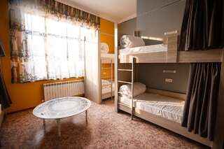 Хостелы Mountain Road Hostel Алматы Кровать в общем номере для мужчин и женщин с 10 кроватями-3