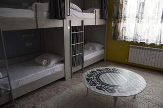 Хостелы Mountain Road Hostel Алматы Кровать в общем номере для мужчин и женщин с 10 кроватями-4