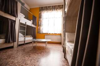 Хостелы Mountain Road Hostel Алматы Кровать в общем номере для мужчин и женщин с 10 кроватями-8