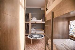 Хостелы Mountain Road Hostel Алматы Кровать в общем номере для мужчин и женщин с 10 кроватями-10