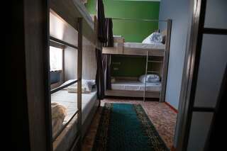 Хостелы Mountain Road Hostel Алматы Кровать в общем 6-местном номере для мужчин и женщин-3