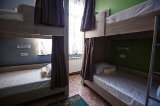 Хостелы Mountain Road Hostel Алматы Кровать в общем 6-местном номере для мужчин и женщин-4