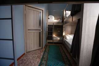 Хостелы Mountain Road Hostel Алматы Кровать в общем 6-местном номере для мужчин и женщин-5