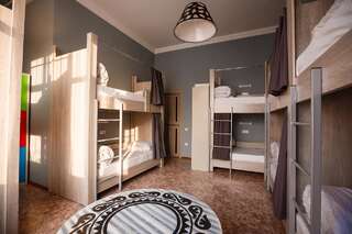 Хостелы Mountain Road Hostel Алматы Кровать в общем номере для мужчин и женщин с 10 кроватями-1