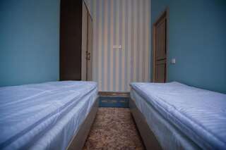 Хостелы Mountain Road Hostel Алматы Двухместный номер эконом-класса с 2 отдельными кроватями-13