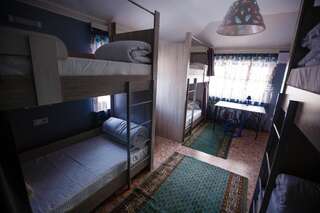 Хостелы Mountain Road Hostel Алматы Семейный номер с видом на горы-1