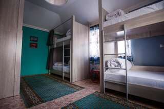 Хостелы Mountain Road Hostel Алматы Семейный номер с видом на горы-4