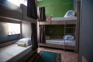 Хостелы Mountain Road Hostel Алматы Кровать в общем 6-местном номере для мужчин и женщин-1